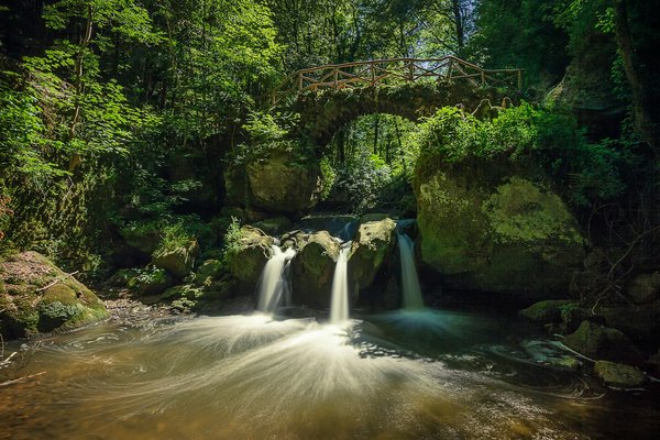 Comment organiser une excursion pour découvrir les cascades de l'île de la Réunion : itinéraires et équipements ?